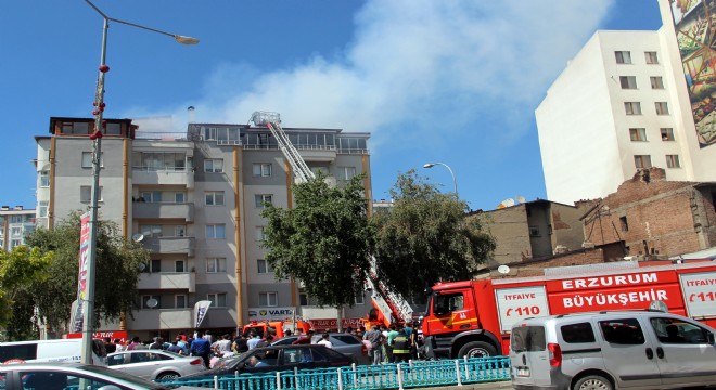 Gez Mahallesinde 6 katlı binanın çatısı cayır cayır yandı 